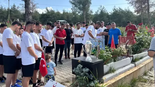 Kahramanmaraş İstiklal Spor şampiyon olur olmaz kupayı depremde kaybettiği arkadaşlarına götürdüler