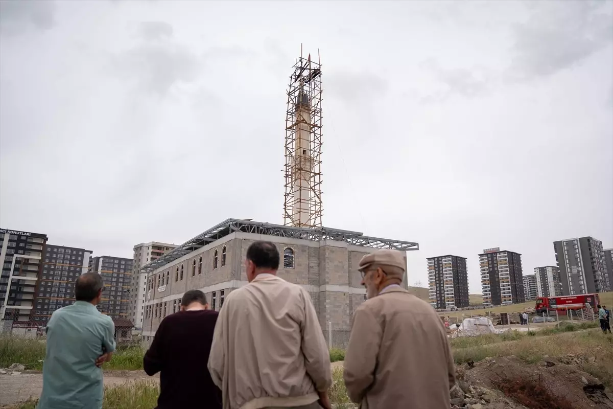 Sincan'da cami minaresine yıldırım düştü