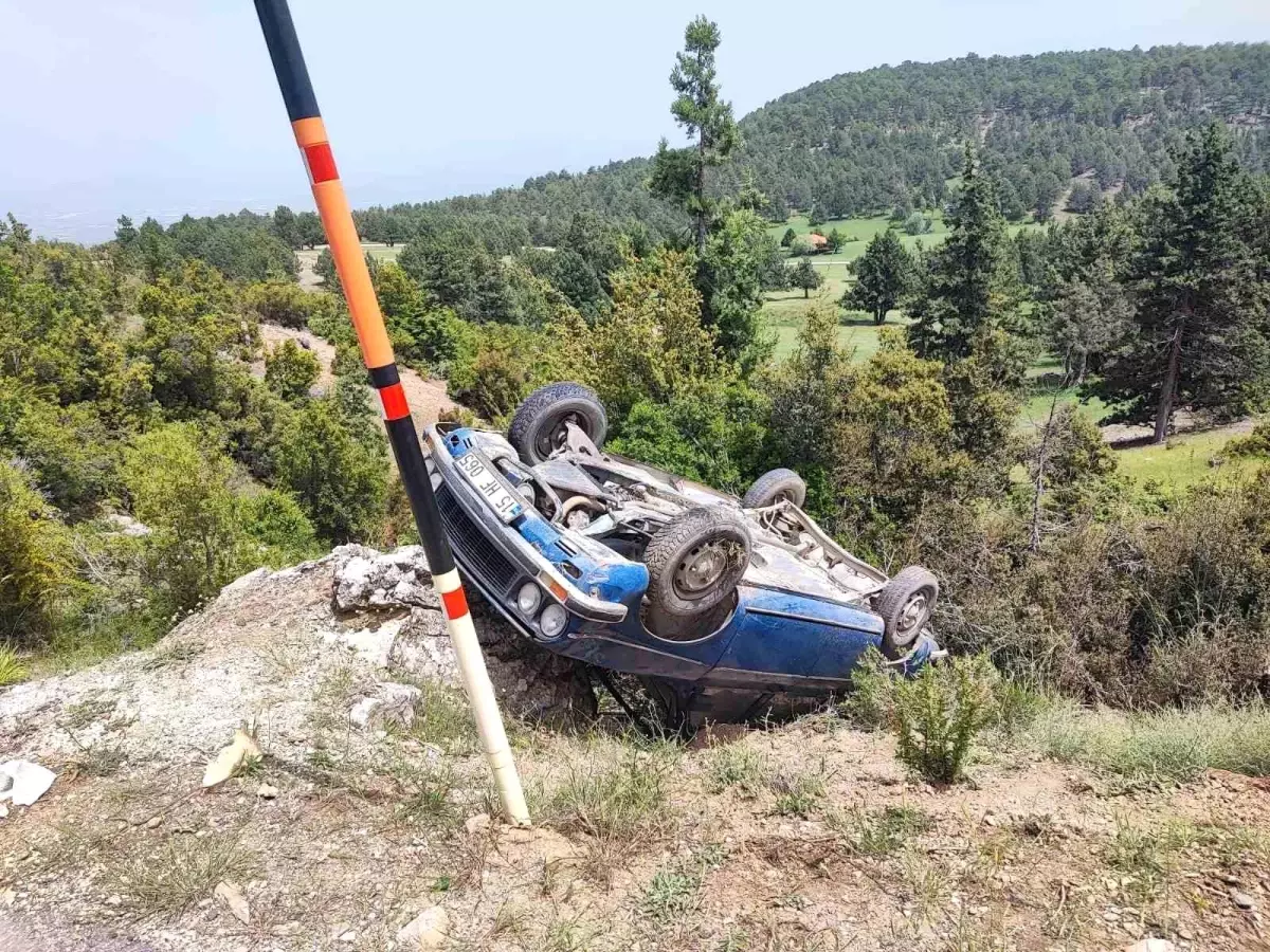 Burdur'da Otomobil Şarampole Devrildi