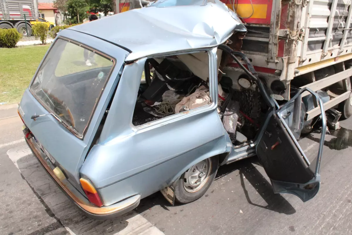 Aksaray'da TIR'a Arkadan Çarpan Otomobil Sürücüsü Yaralandı