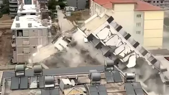İskenderun'da 7 Katlı Bina Yıkıldı