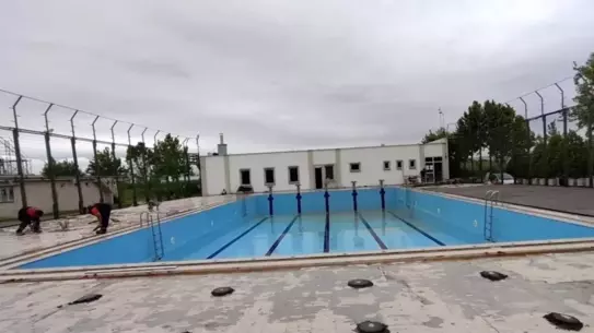 Karacabey'de Açık Yüzme Havuzu Yenileniyor