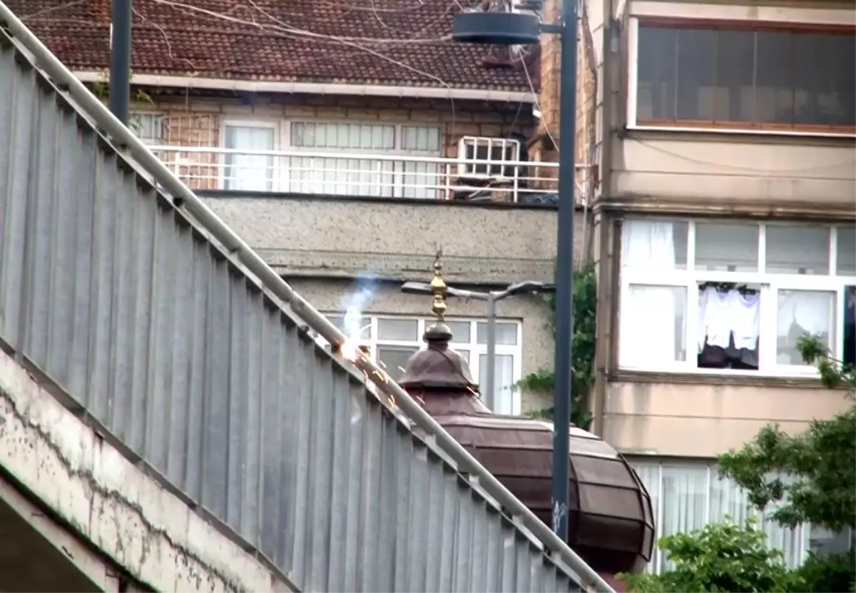 Maltepe Metro İstasyonu'ndaki Kaynak İşlemi Trafiği Tehdit Etti
