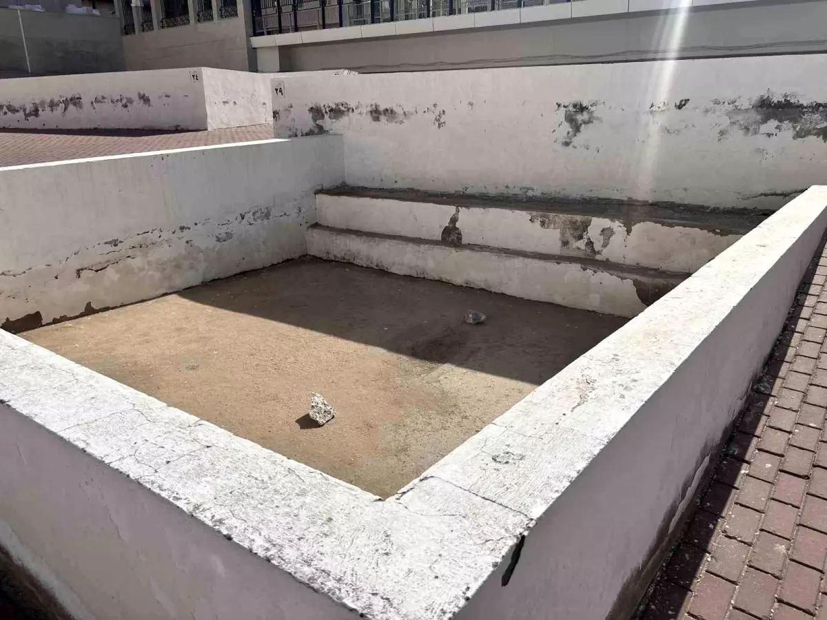Hacı Adayları Cennetü'l Mualla'yı Ziyaret Ediyor