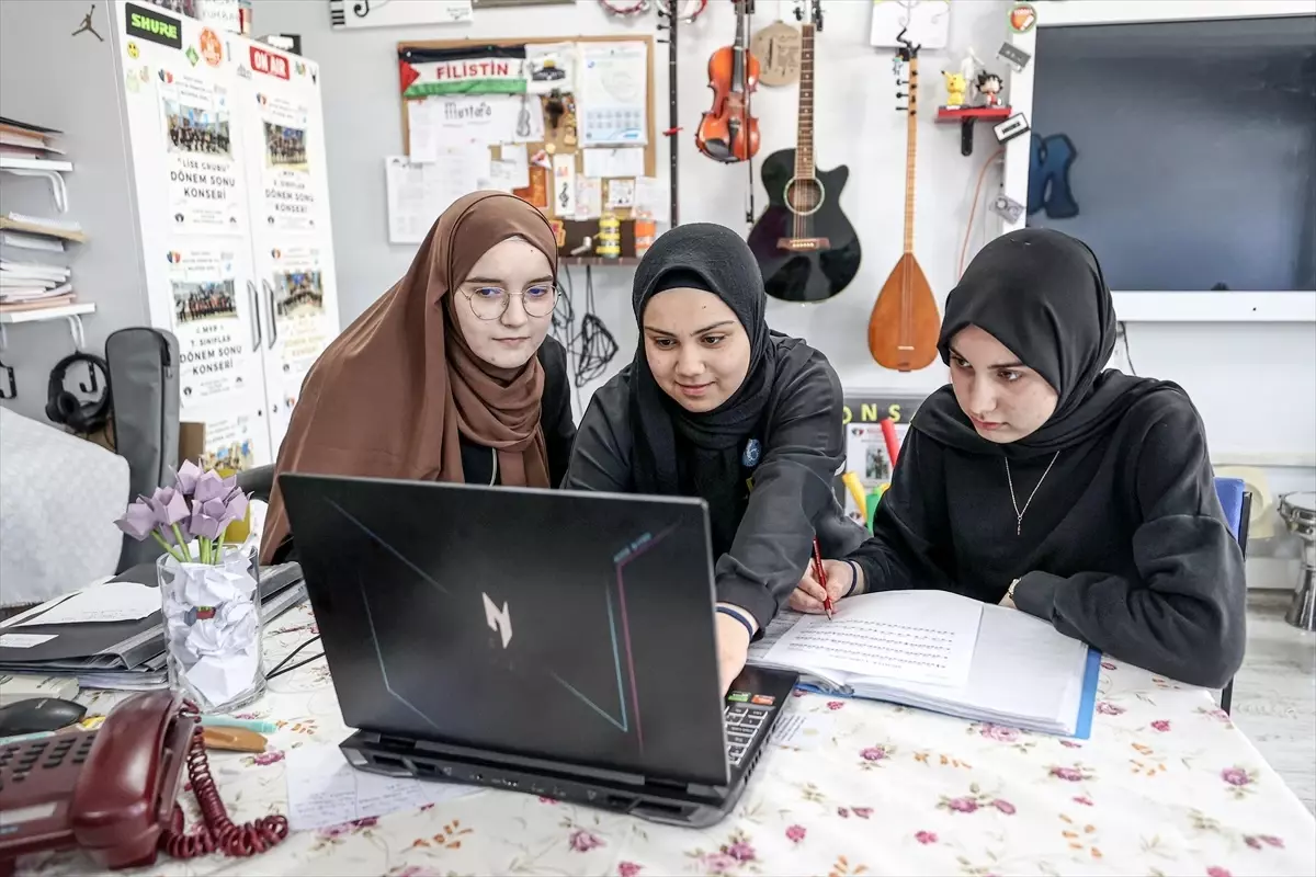 Öğrenciler LGS Stresini Şarkılarla Attı