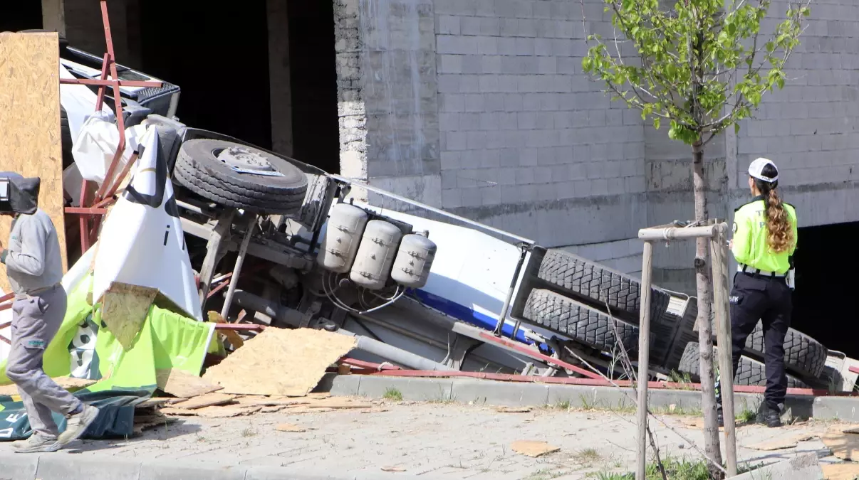 Beton Mikseri Kaza Yaptı, Sürücü Yaralandı