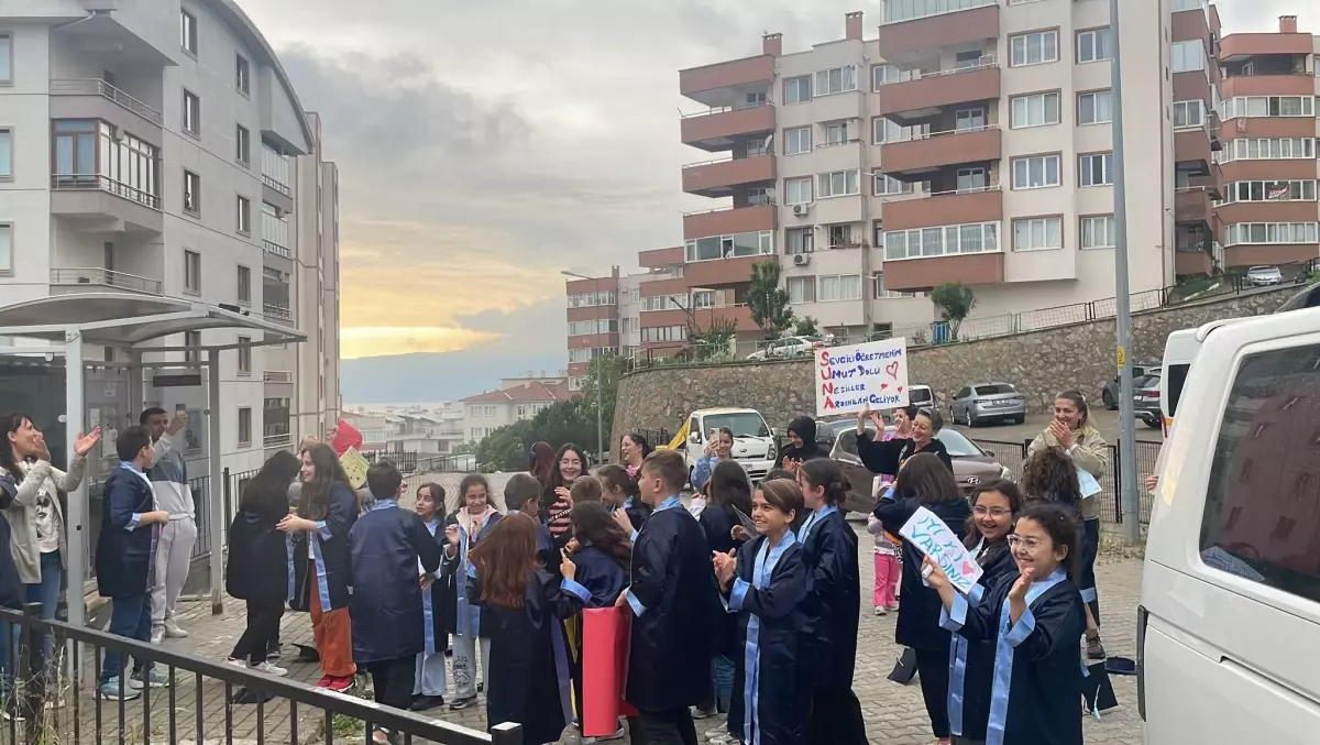 Öğrencilerden Öğretmene Sürpriz Ziyaret