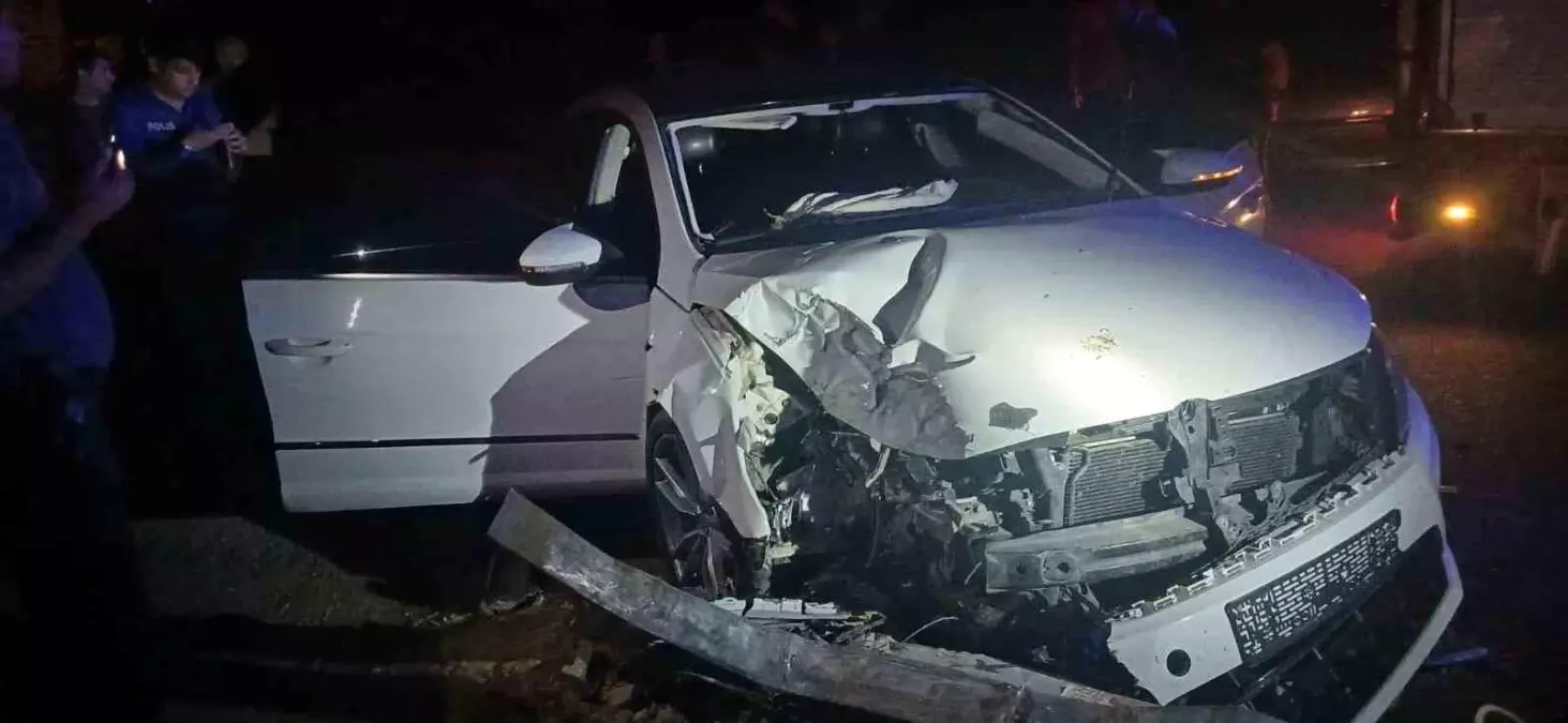 Midyat'ta Otomobil Elektrik Direğine Çarptı