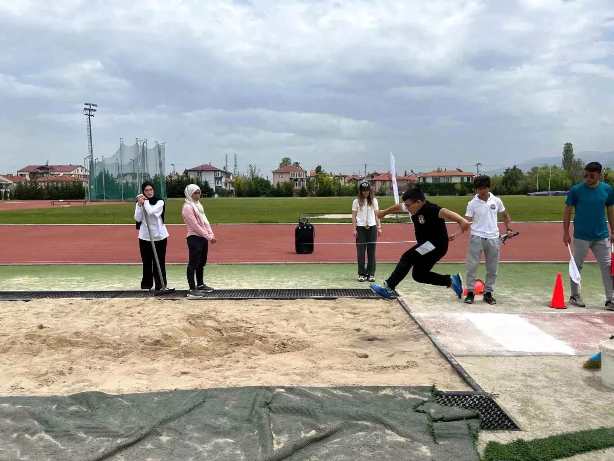 Bolu'da Minik Sporcuların Atletizm Şenliği