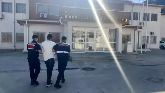 Kuşadası'nda Aranan Şahıs Sahilde Yakalandı