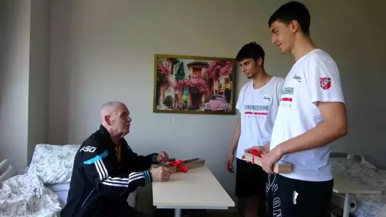 Basketbolculardan Yaşlılara Moral Ziyareti