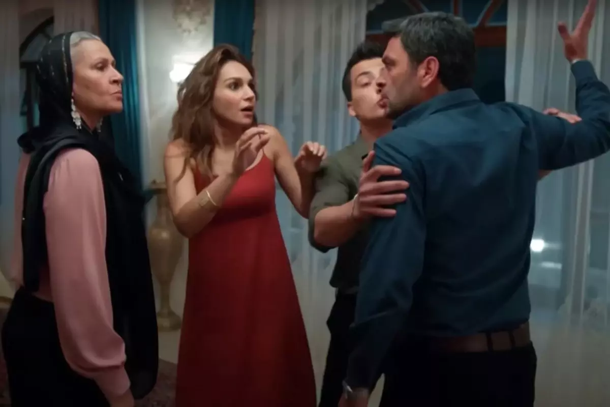 Coca-Cola reklamıyla tepkilerin odağındaki Uzak Şehir'de skandal sahne