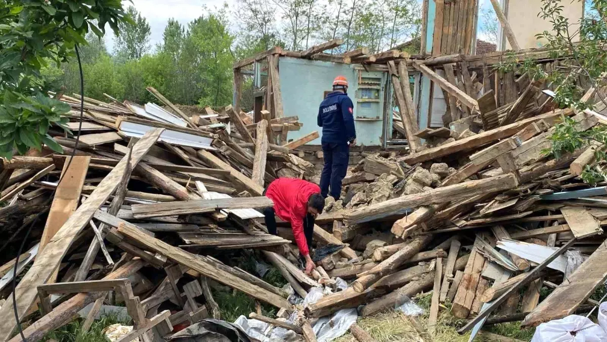 Bolu'da Yıkımda İşçi Göçük Altında Kaldı