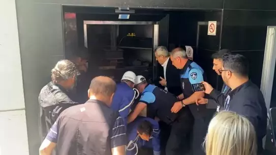 İlhan Şeşen'in Cenazesi Asansörde Mahsur Kaldı