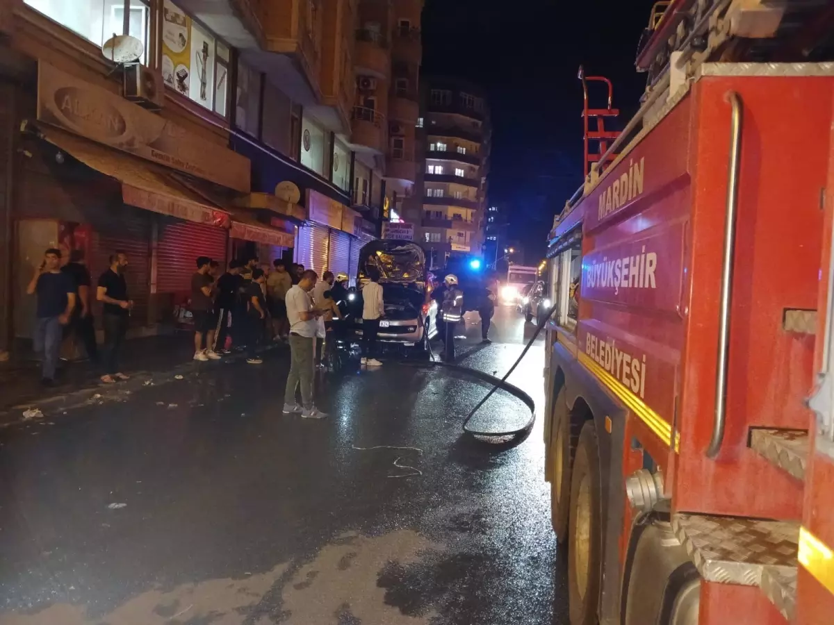 Kızıltepe'de Araç Yangını: Hortumla Müdahale