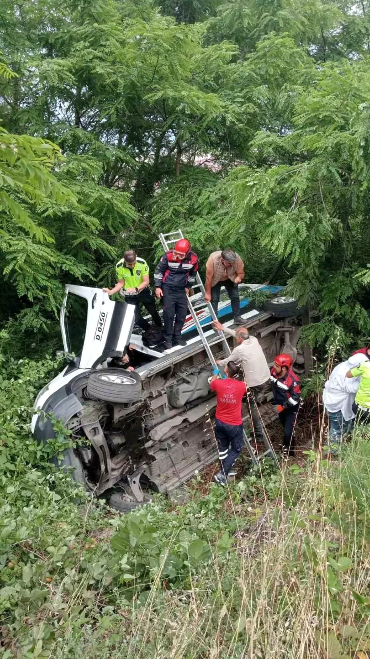 Trabzon'da Dolmuşun Devrilmesi Sonucu 5 Yaralı