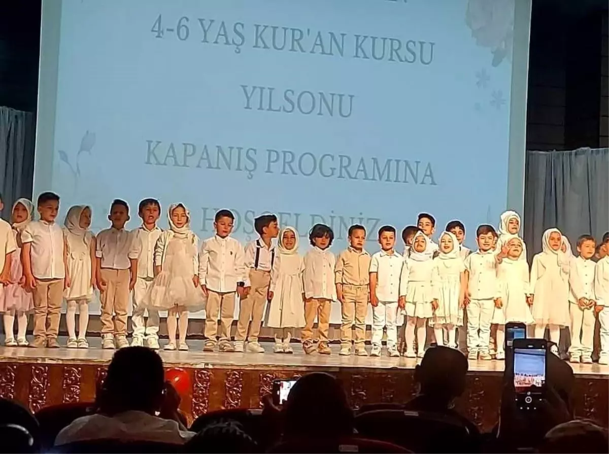 Miniklerin Kur'an Mezuniyet Töreni