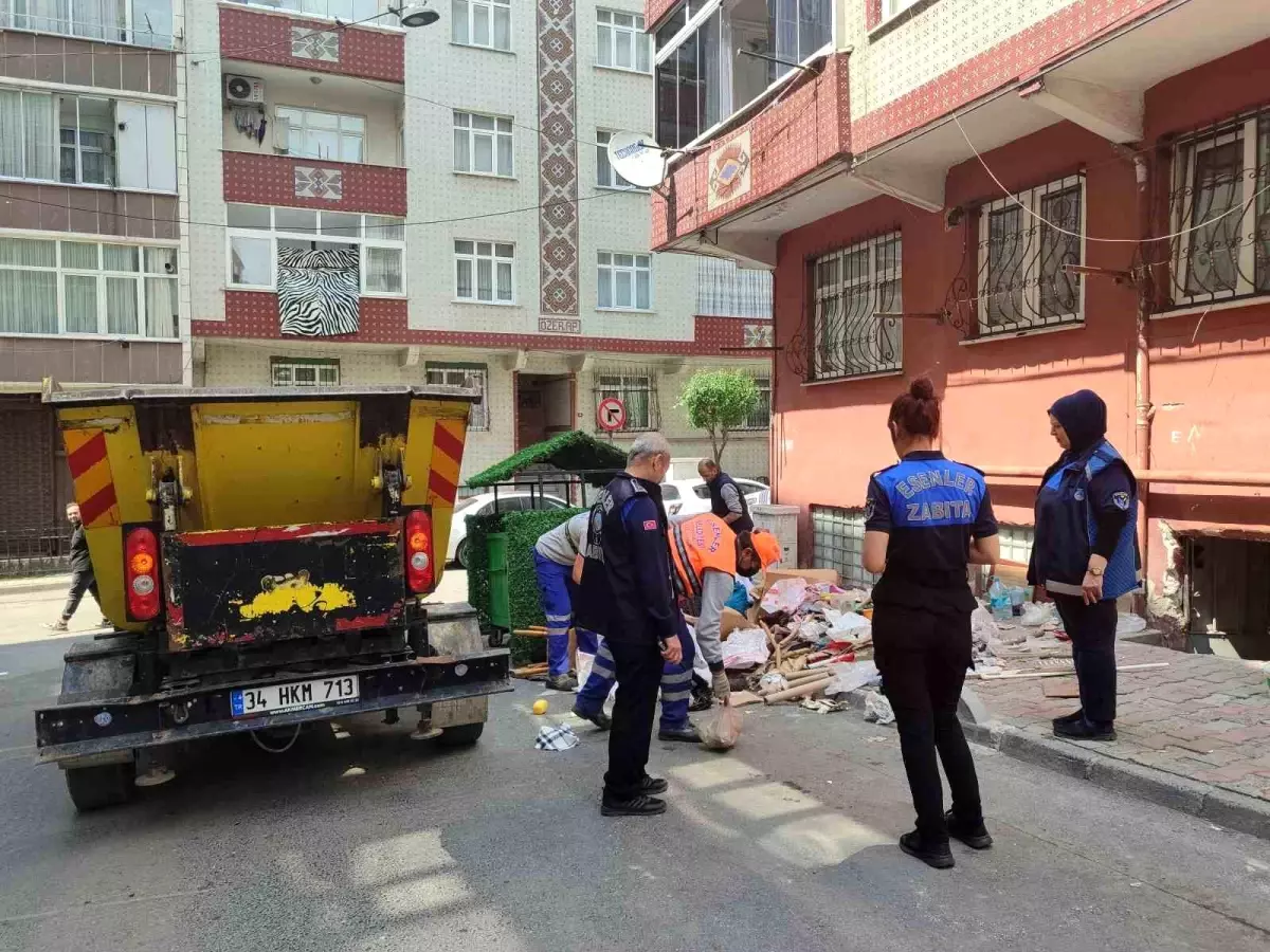 Esenler'de Yaşlı Kadının Dairesinden 7 Kamyon Çöp Çıktı