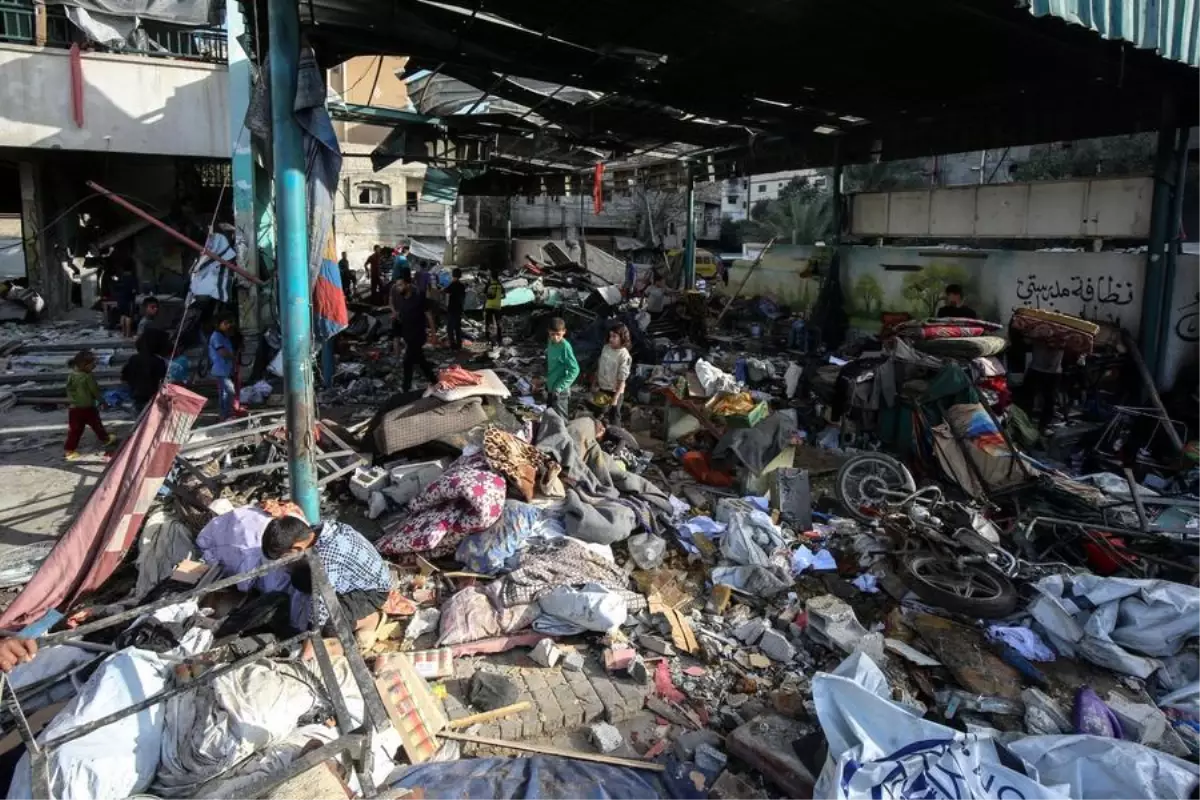 İsrail'in Gazze'deki Hava Saldırısında 33 Kişi Hayatını Kaybetti