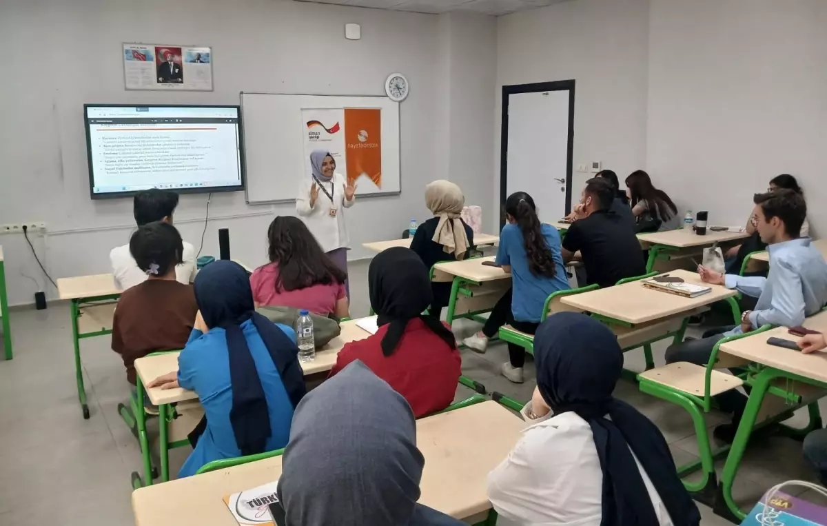 Adıyaman'da YKS'ye Hazırlanan Öğrencilere Sınav Kaygısıyla Baş Etme Eğitimi