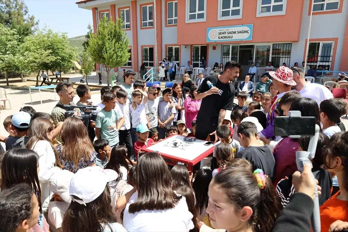 Denizli'de üniversite öğrencisi hazırladığı şenlikte öğrencilerin yüzünü güldürdü