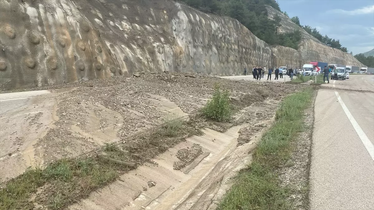 Reşadiye'de Yol Toprak Kayması Sonrası Açıldı
