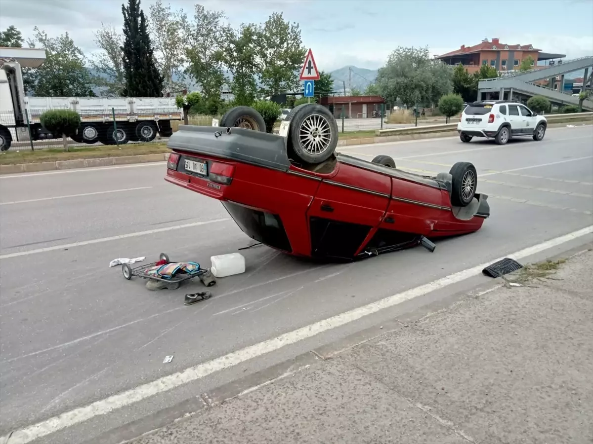 Erbaa’da Otomobil Devrildi, 2 Yaralı