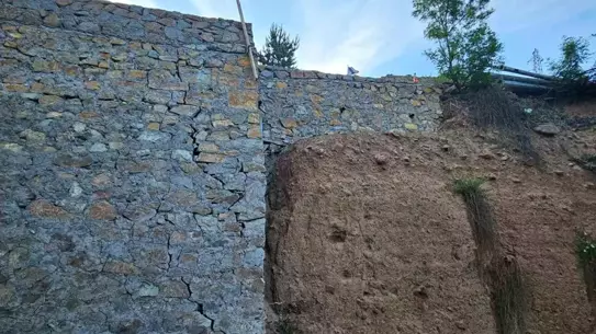 İspir'deki Perde Duvar Kısa Sürede Hasar Gördü, Yeniden Yapılacak