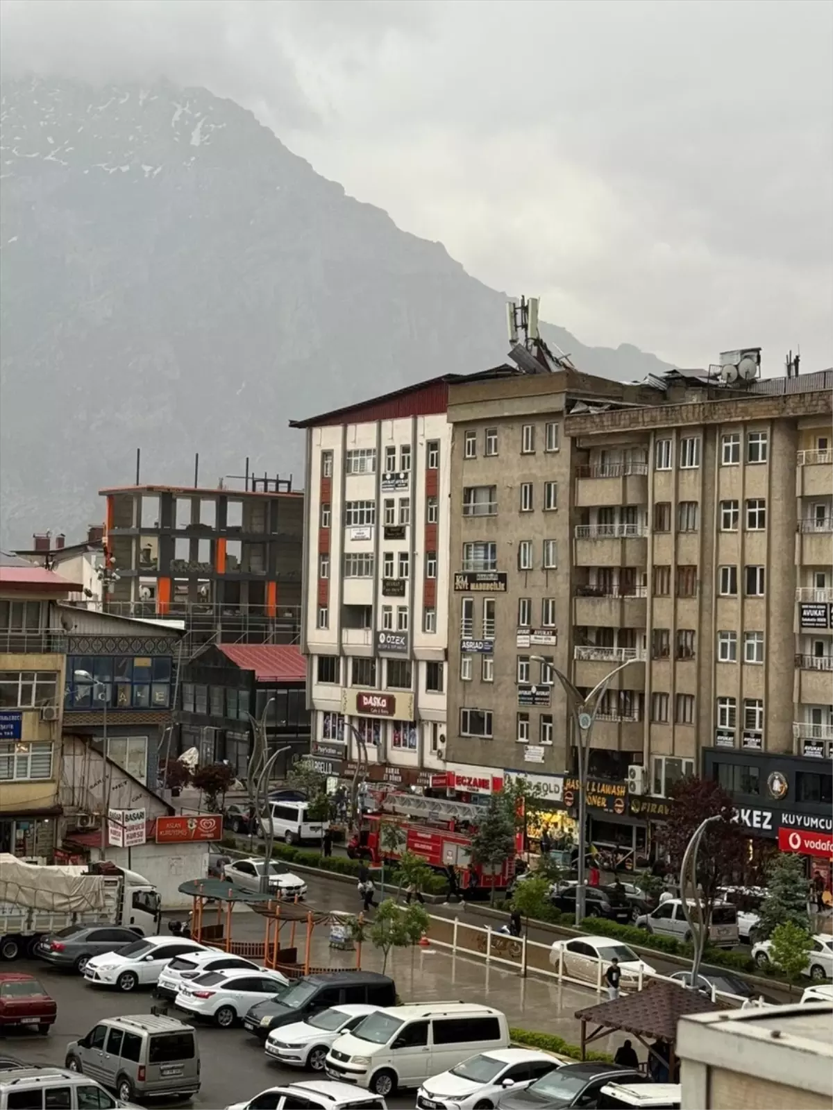 Hakkari'de Şiddetli Rüzgar Çatı Sökününe Neden Oldu