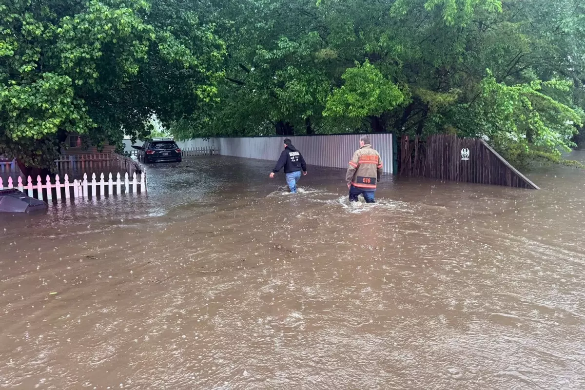 Houston'da Şiddetli Fırtına Elektrikleri Kesti