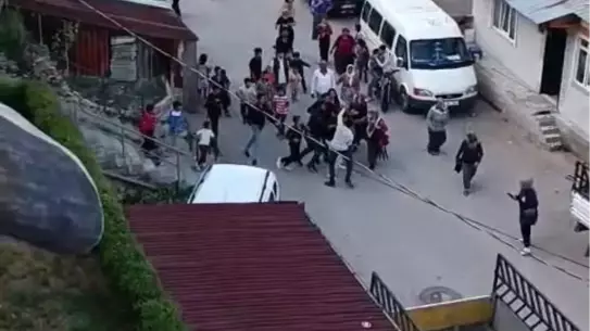 İzmit'te Kavga: Tuğlalar ve Yumruklar Havada Uçuştu