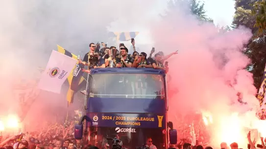 Fenerbahçe Euroleague şampiyonluğunu taraftarıyla kutladı