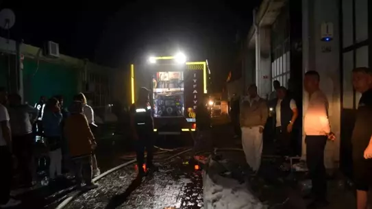 Ayvalık'ta Gözlük Fabrikasında Yangın