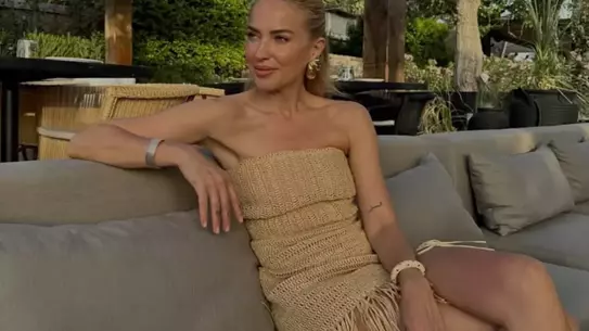 Burcu Esmersoy'dan bikinili şov! Peş peşe 6 farklı modelle kamera karşısında