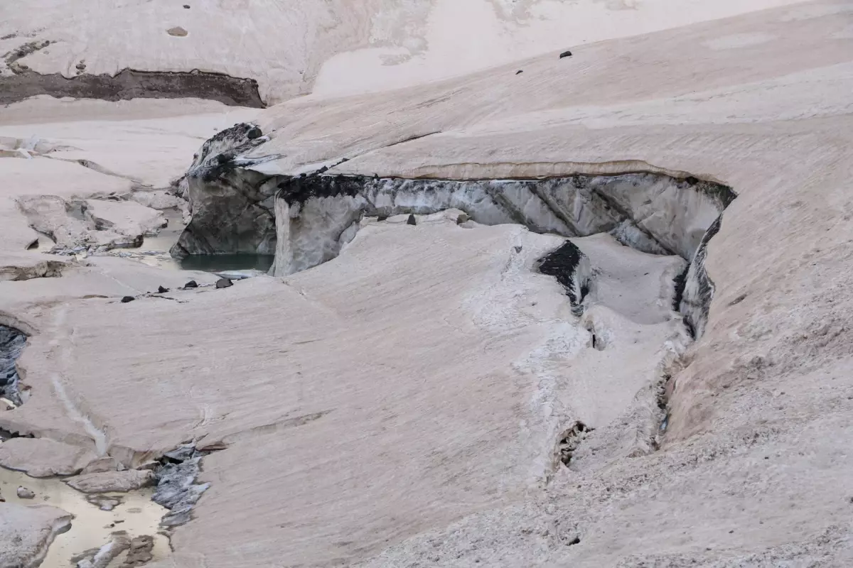 Hakkari'deki Buzullar Turistlerin Gözdesi