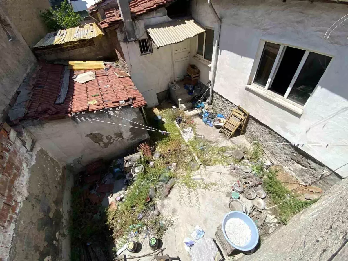 Eskişehir'de Çöp Ev Kötü Koku Yaydı