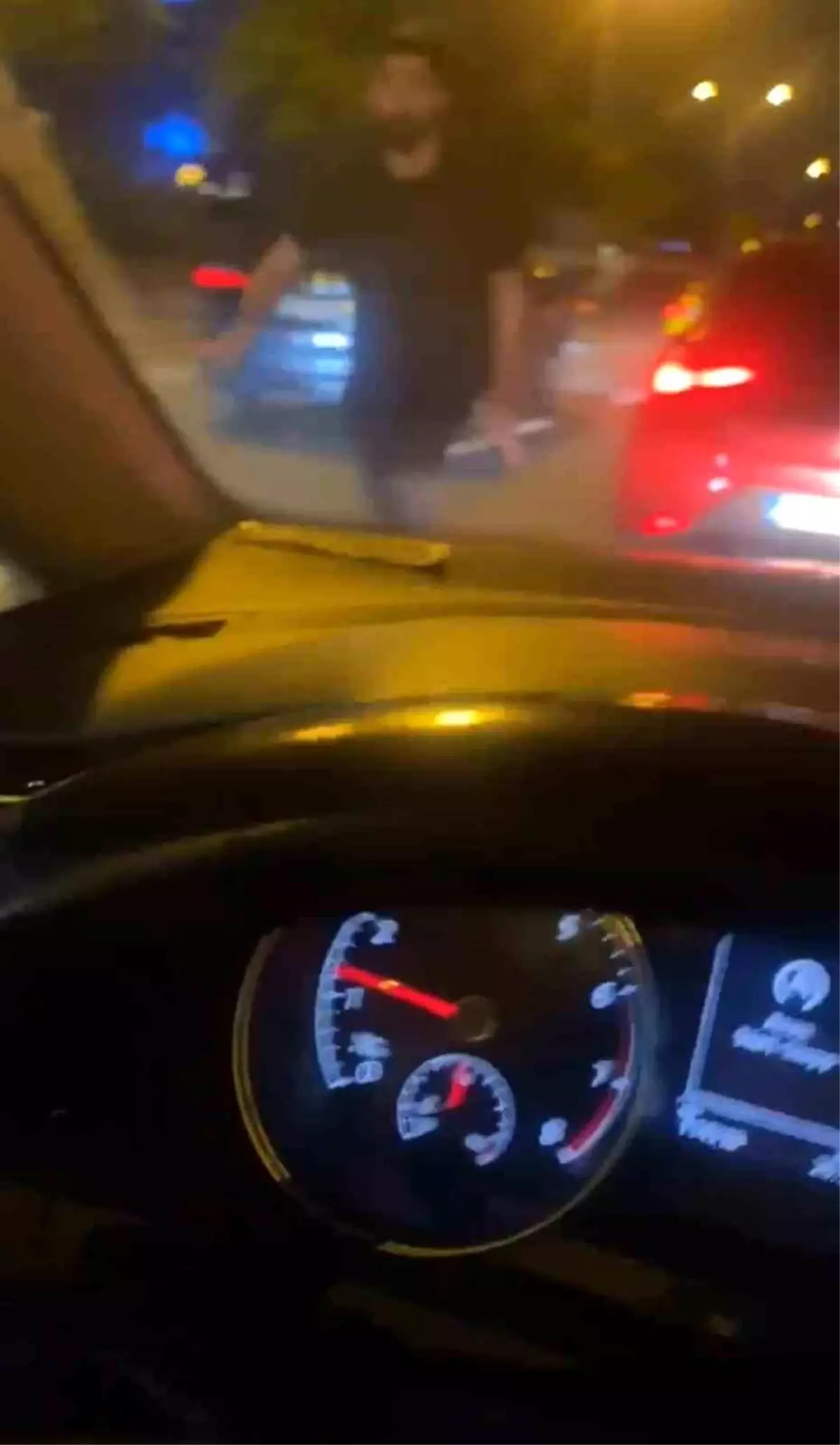 Maltepe'de Trafik Kavgası: Araca Yumruklu Saldırı