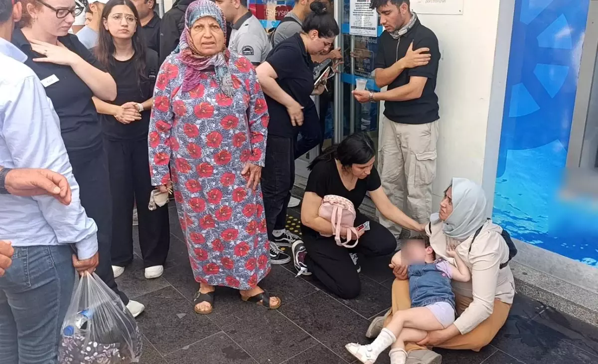 Motosiklet Anne ve Kızına Çarptı