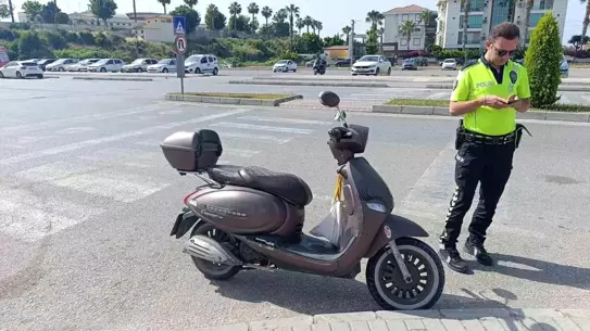 Manavgat'ta Motosiklet - Otomobil Çarpıştı: 1 Yaralı