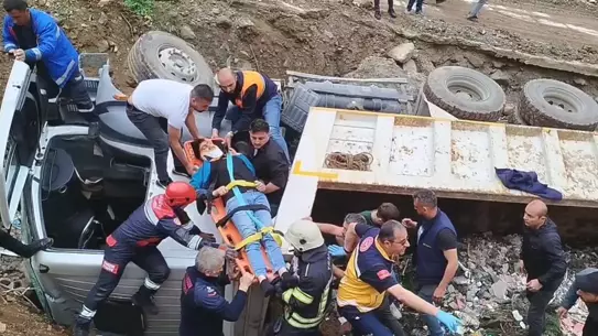Kamyon Şarampole Devrildi, Şoför Yaralandı