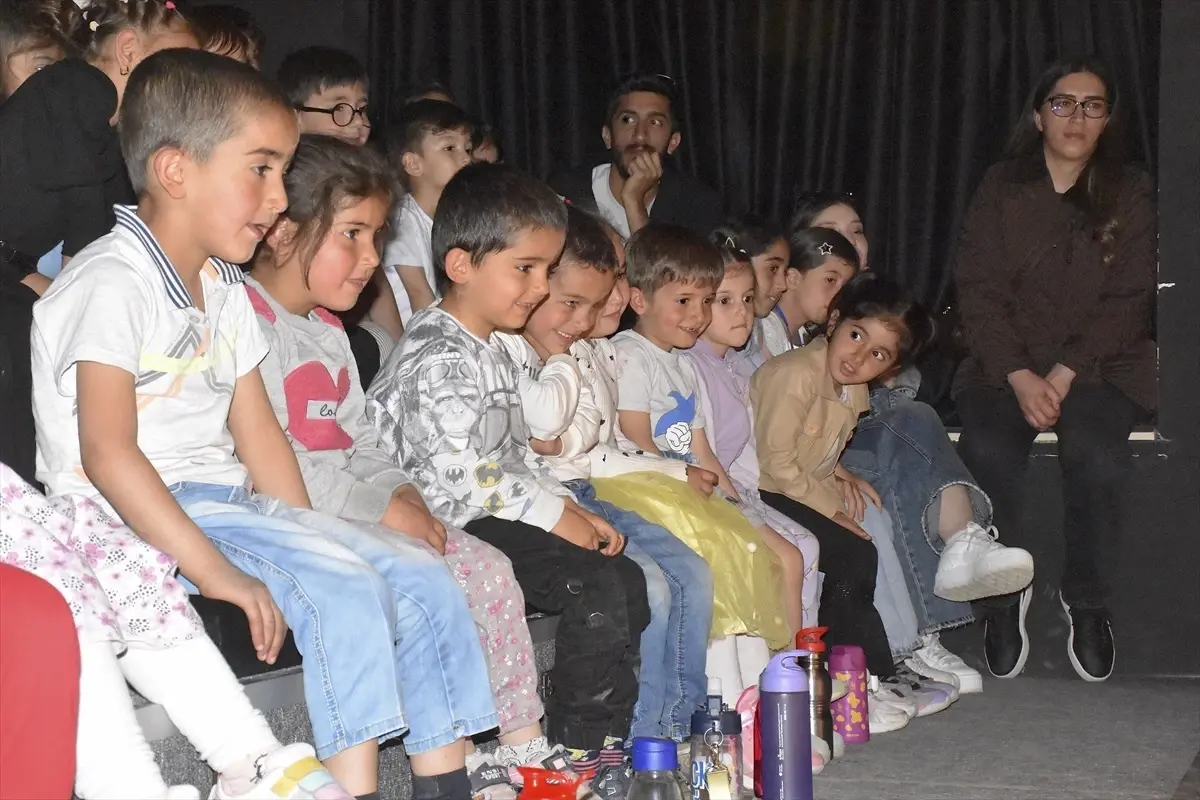 Van'da Tiyatro Şenlikleri Coşkusu