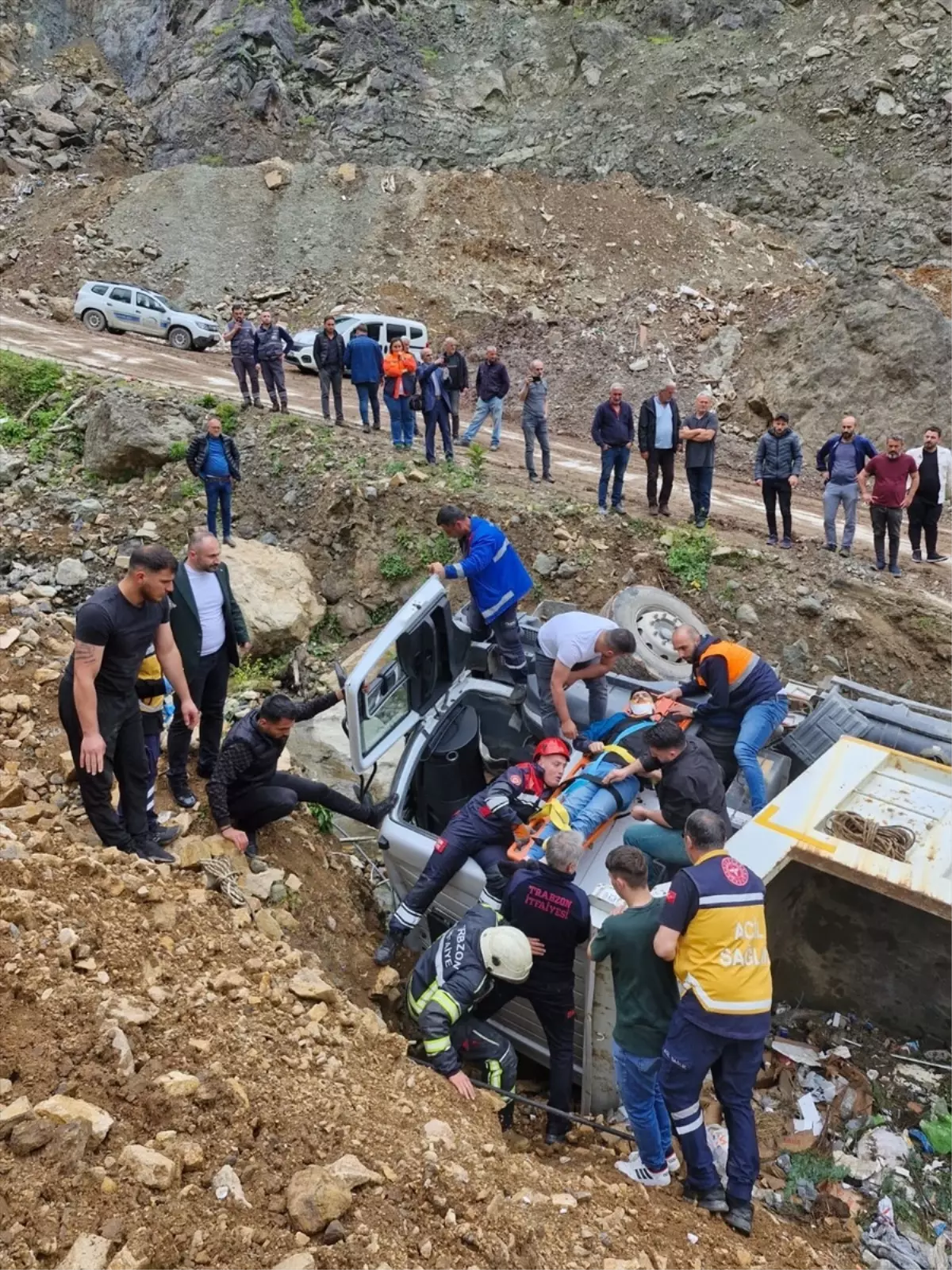 Araklı'da Kamyon Devrildi, Sürücü Yaralandı