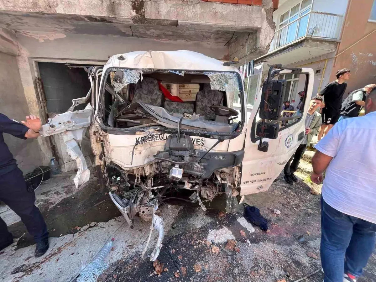 Freni Patlayan Kamyonet, Elektrik Direğine Çarparak Garaja Girdi: 2 Yaralı