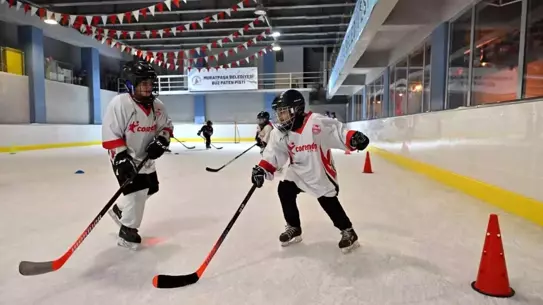 Antalya'nın Minik Sporcuları Buz Hokeyinde Türkiye Şampiyonası'na Hazırlanıyor