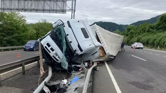 Devrilen TIR'da Şoförün Kolu Koptu