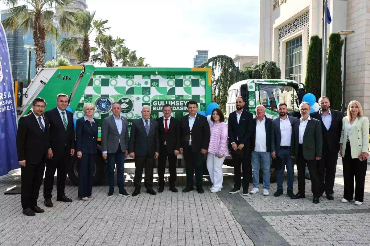 Bursa Büyükşehir Belediyesi'nden Kuzey Makedonya'ya Çöp Kamyonu Hibesin