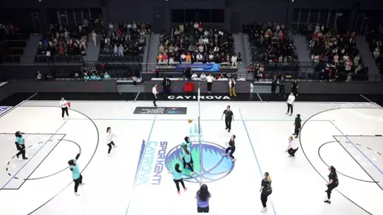Çayırova'da Kadın Kursiyerler Voleybol Maçında Performans Sergiledi