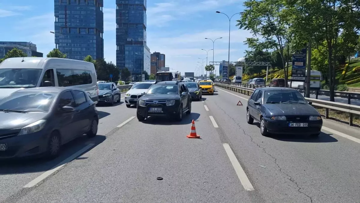 Maltepe'de Zincirleme Kaza: 2 Yaralı