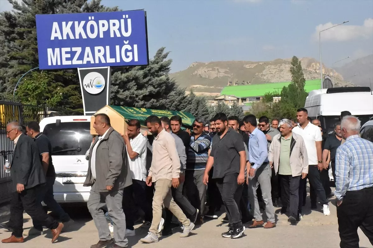 Kaybolan Müdür Yardımcısının Cenazesi Van'da Toprağa Verildi