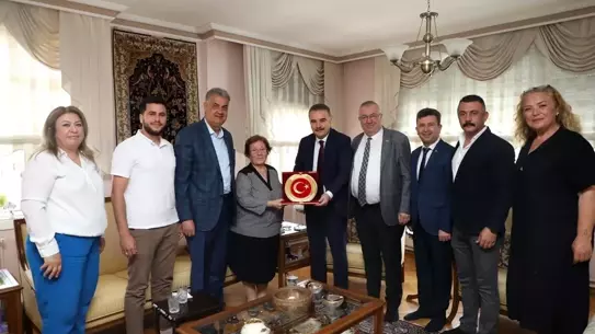 Hayırsever Zehra Baysal'a Teşekkür Plaketi